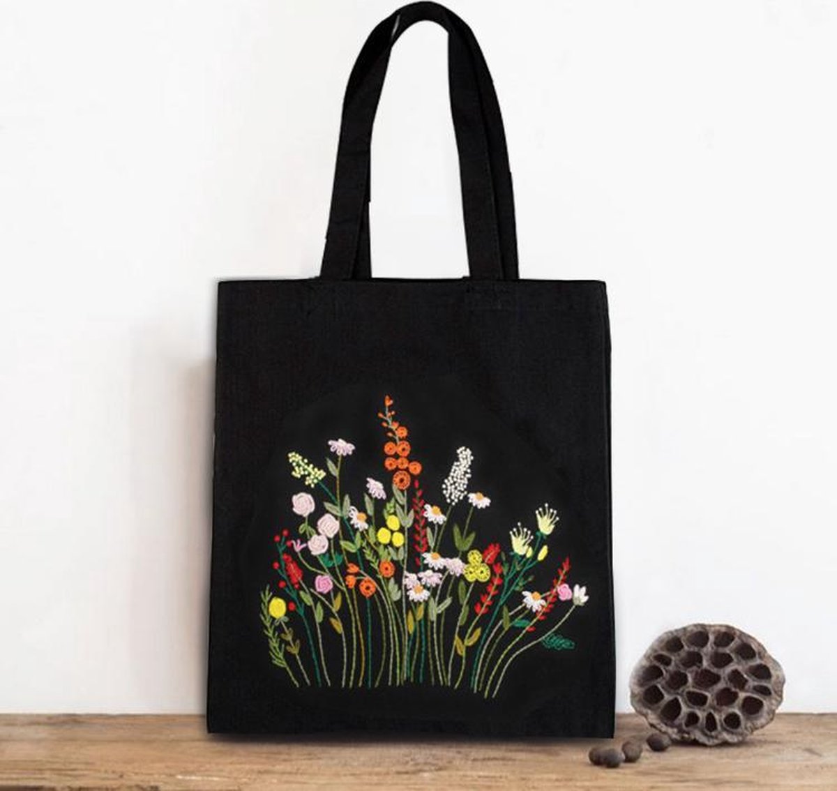 DIY tote bag borduren | Tas borduren | Vrolijk bloemen patroon | Daffies DIY